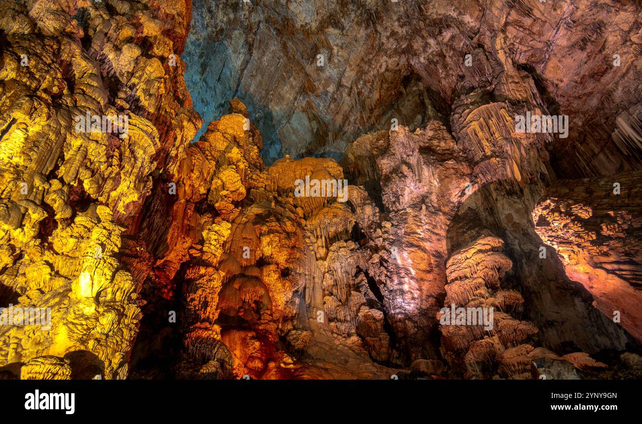 Besucher navigieren durch die atemberaubenden Höhlen des Nationalparks Grutas de Cacahuamilpa, wo farbenfrohe Felsformationen und Stalaktiten künstliches li reflektieren Stockfoto