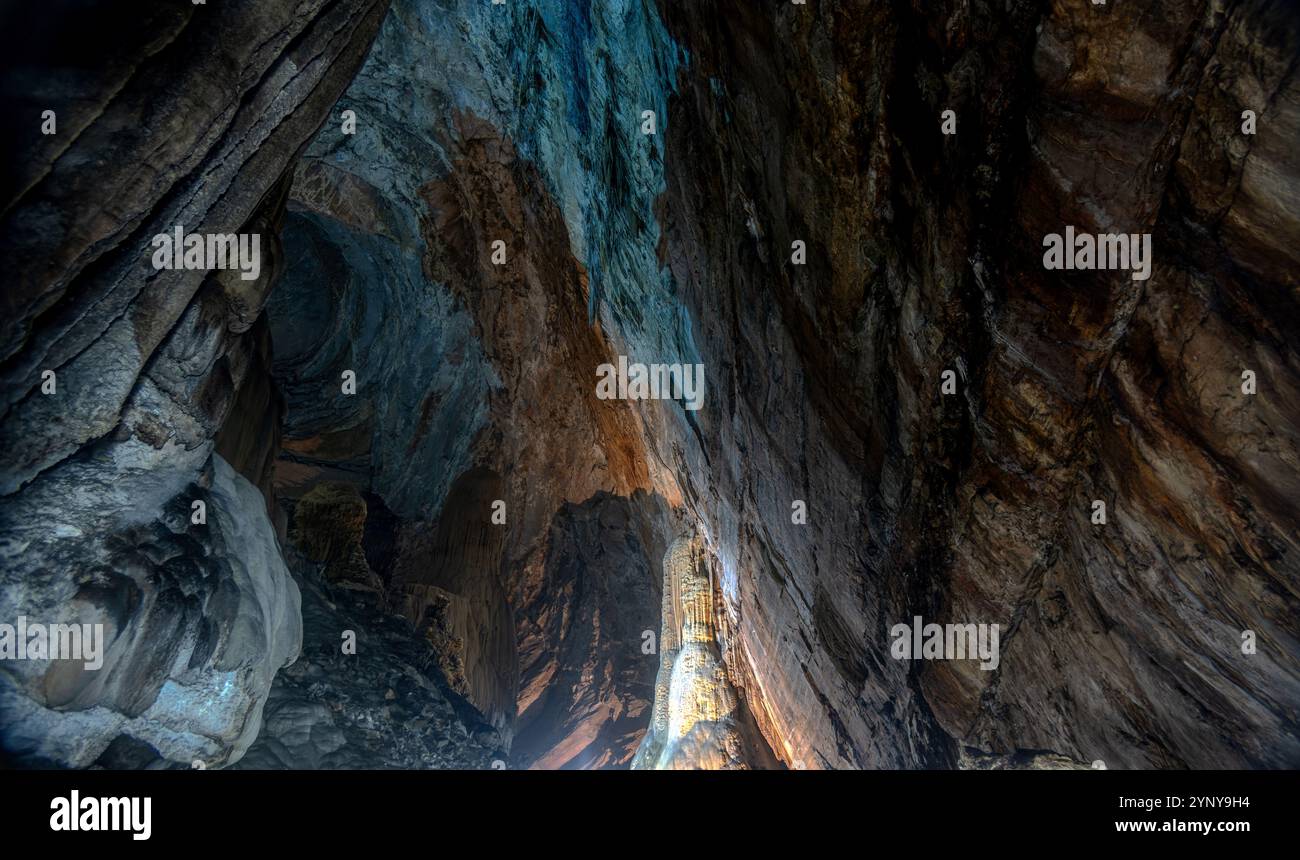 Besucher entdecken die atemberaubende Schönheit des Nationalparks Grutas de Cacahuamilpa, der für seine beeindruckenden unterirdischen Höhlen bekannt ist. Massive Felsformationen Stockfoto