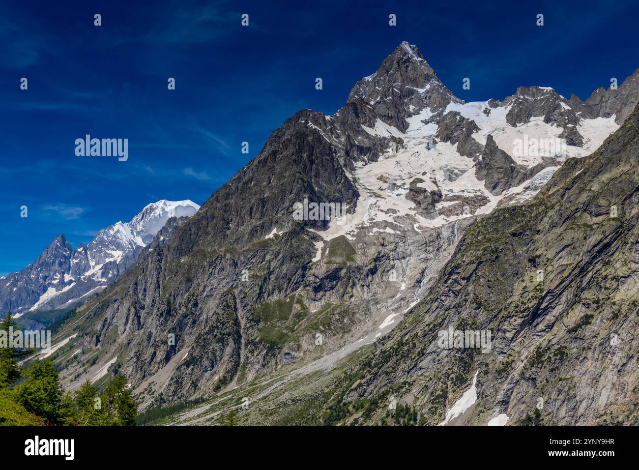 Berglandschaft Val Ferret in den Alpen. Tour du Mont Blanc wunderschöne Panoramaaussicht vom Wanderweg auf dem Weg von Itlay in die Schweiz Stockfoto Berglandschaft Val Ferret in den Alpen. Tour du Mont Blanc wunderschöne Panoramaaussicht vom Wanderweg auf dem Weg von Itlay in die Schweiz Stockfoto