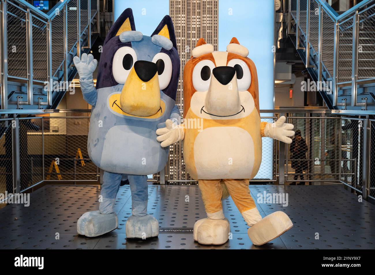 New York, USA. November 2024. Bluey, Bingo aus der Disney-Zeichentrickserie „Bluey“ Besuchen Sie das Empire State Building in New York am 22. November 2024 vor Macy's Thanksgiving Day Parade, wo ein Ballon von Bluey fliegen wird. (Foto: Lev Radin/SIPA USA) Credit: SIPA USA/Alamy Live News Stockfoto