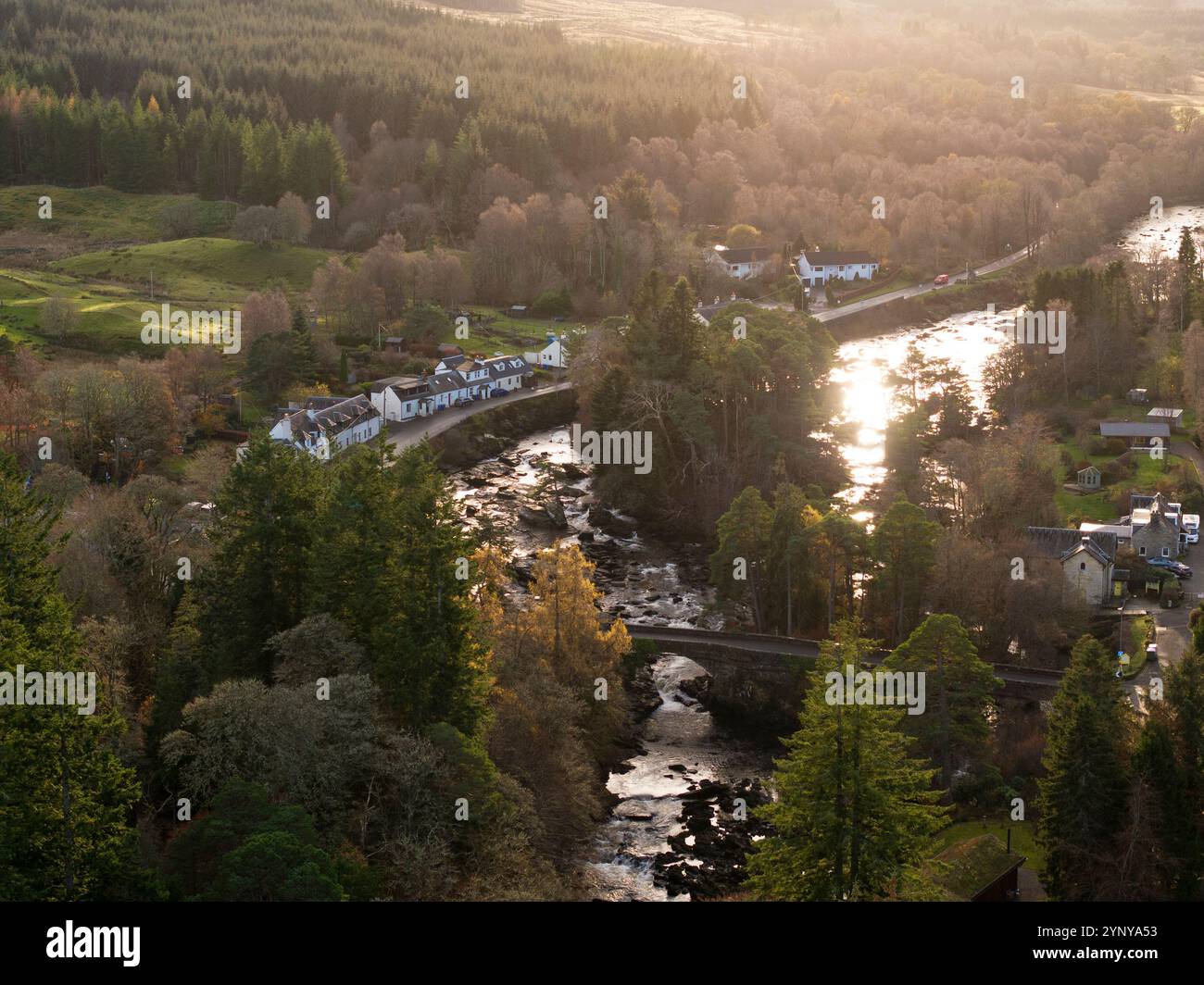 Luftaufnahme der Drohne auf das Stadtzentrum von Killin bei Falls of Dochart Stockfoto