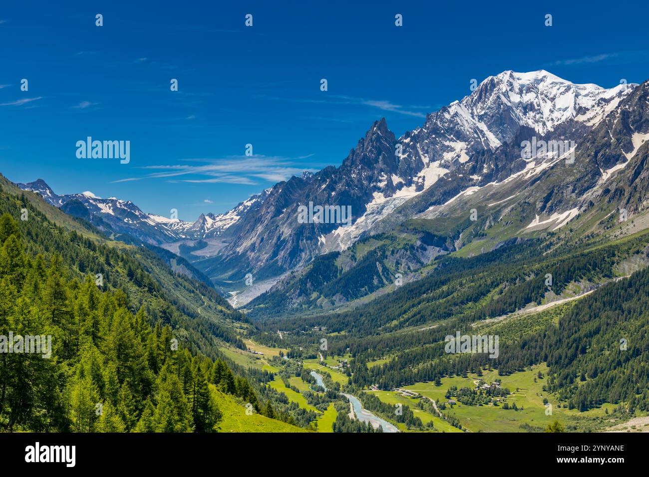 Berglandschaft Val Ferret in den Alpen. Tour du Mont Blanc wunderschöne Panoramaaussicht vom Wanderweg auf dem Weg von Itlay in die Schweiz Stockfoto Berglandschaft Val Ferret in den Alpen. Tour du Mont Blanc wunderschöne Panoramaaussicht vom Wanderweg auf dem Weg von Itlay in die Schweiz Stockfoto