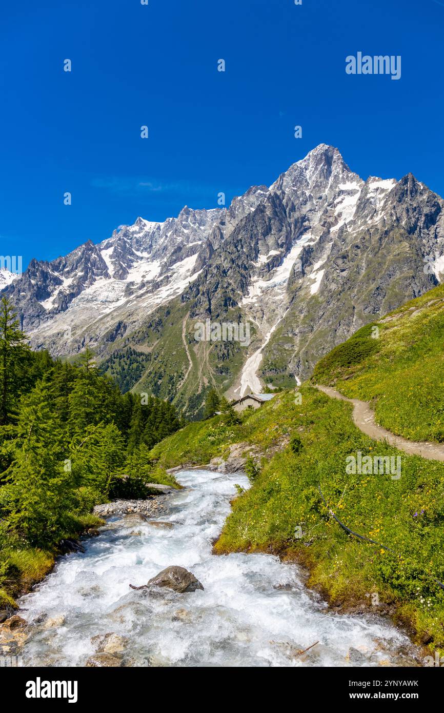 Berglandschaft Val Ferret in den Alpen. Tour du Mont Blanc wunderschöne Panoramaaussicht vom Wanderweg auf dem Weg von Itlay in die Schweiz Stockfoto Berglandschaft Val Ferret in den Alpen. Tour du Mont Blanc wunderschöne Panoramaaussicht vom Wanderweg auf dem Weg von Itlay in die Schweiz Stockfoto