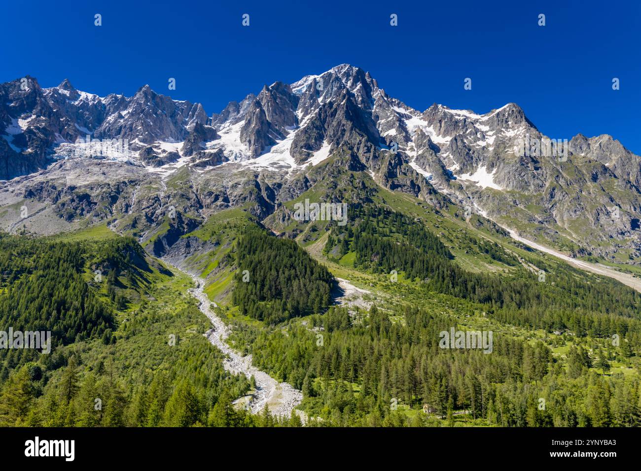 Berglandschaft Val Ferret in den Alpen. Tour du Mont Blanc wunderschöne Panoramaaussicht vom Wanderweg auf dem Weg von Itlay in die Schweiz Stockfoto Berglandschaft Val Ferret in den Alpen. Tour du Mont Blanc wunderschöne Panoramaaussicht vom Wanderweg auf dem Weg von Itlay in die Schweiz Stockfoto