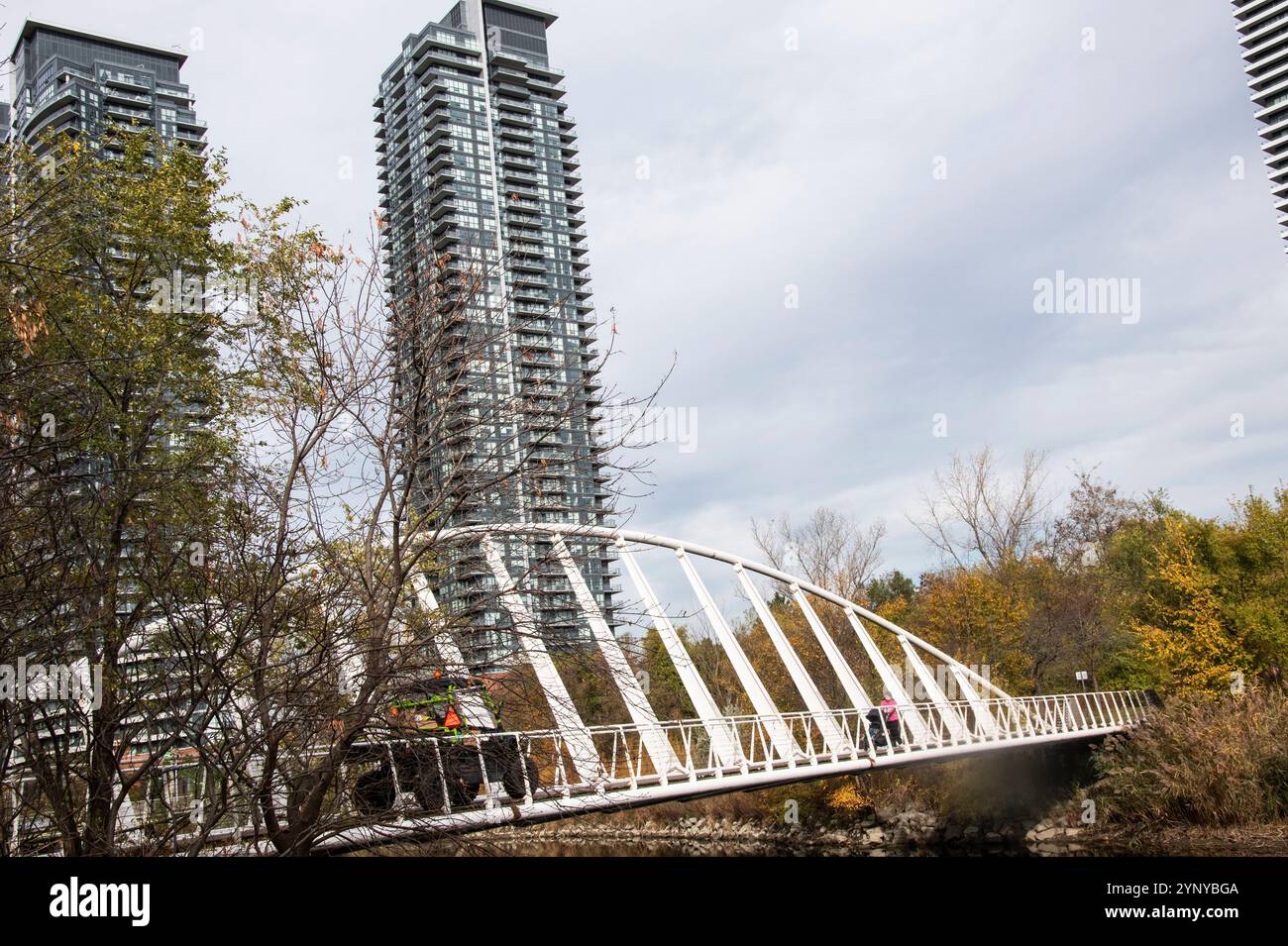 Fußgängerbrücke am Humber Bay Park West in Etobicoke, Toronto, Ontario, Kanada Stockfoto