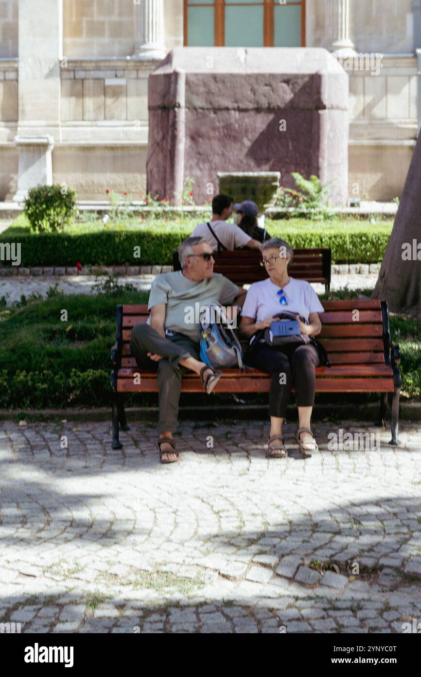 Entspannen Sie sich im Park ein friedlicher Nachmittag auf einer Bank in istanbul, türkei Stockfoto