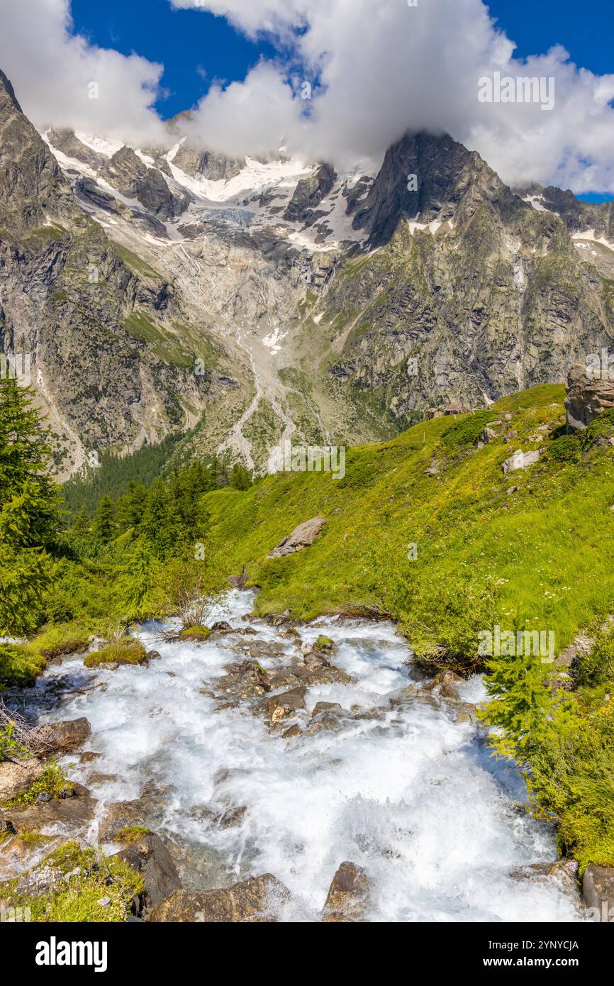 Berglandschaft Val Ferret in den Alpen. Tour du Mont Blanc wunderschöne Panoramaaussicht vom Wanderweg auf dem Weg von Itlay in die Schweiz Stockfoto Berglandschaft Val Ferret in den Alpen. Tour du Mont Blanc wunderschöne Panoramaaussicht vom Wanderweg auf dem Weg von Itlay in die Schweiz Stockfoto