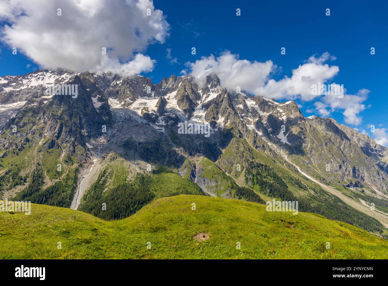 Berglandschaft Val Ferret in den Alpen. Tour du Mont Blanc wunderschöne Panoramaaussicht vom Wanderweg auf dem Weg von Itlay in die Schweiz Stockfoto Berglandschaft Val Ferret in den Alpen. Tour du Mont Blanc wunderschöne Panoramaaussicht vom Wanderweg auf dem Weg von Itlay in die Schweiz Stockfoto