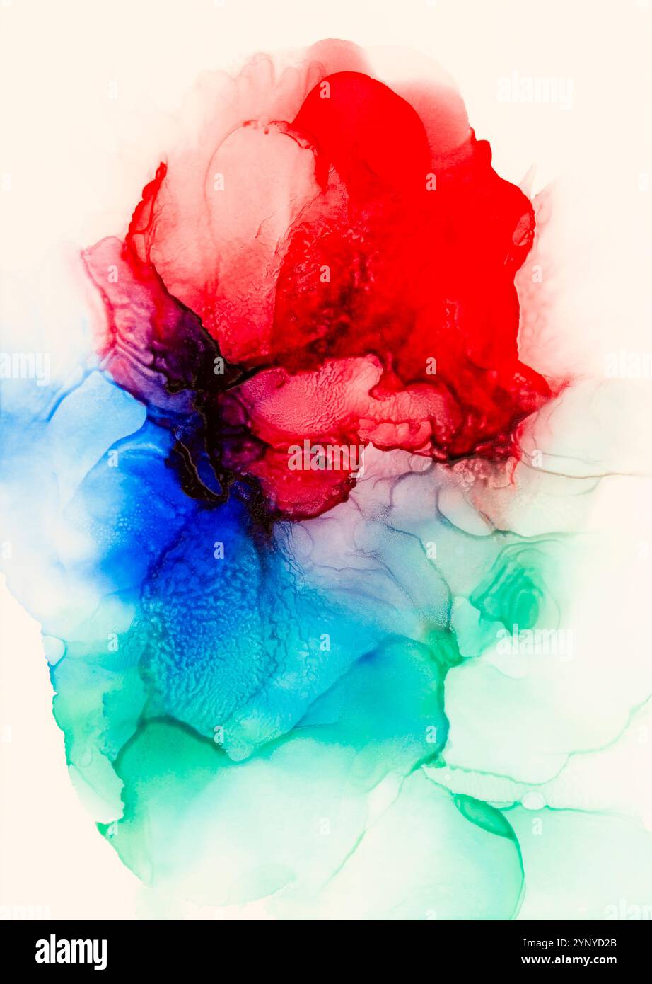 Makroaufnahme einer abstrakten und farbenfrohen Form in Rot, Blau und Grün. Leuchtende und flüssige Farben der Alkoholtinte. Kunst für Design. Stockfoto