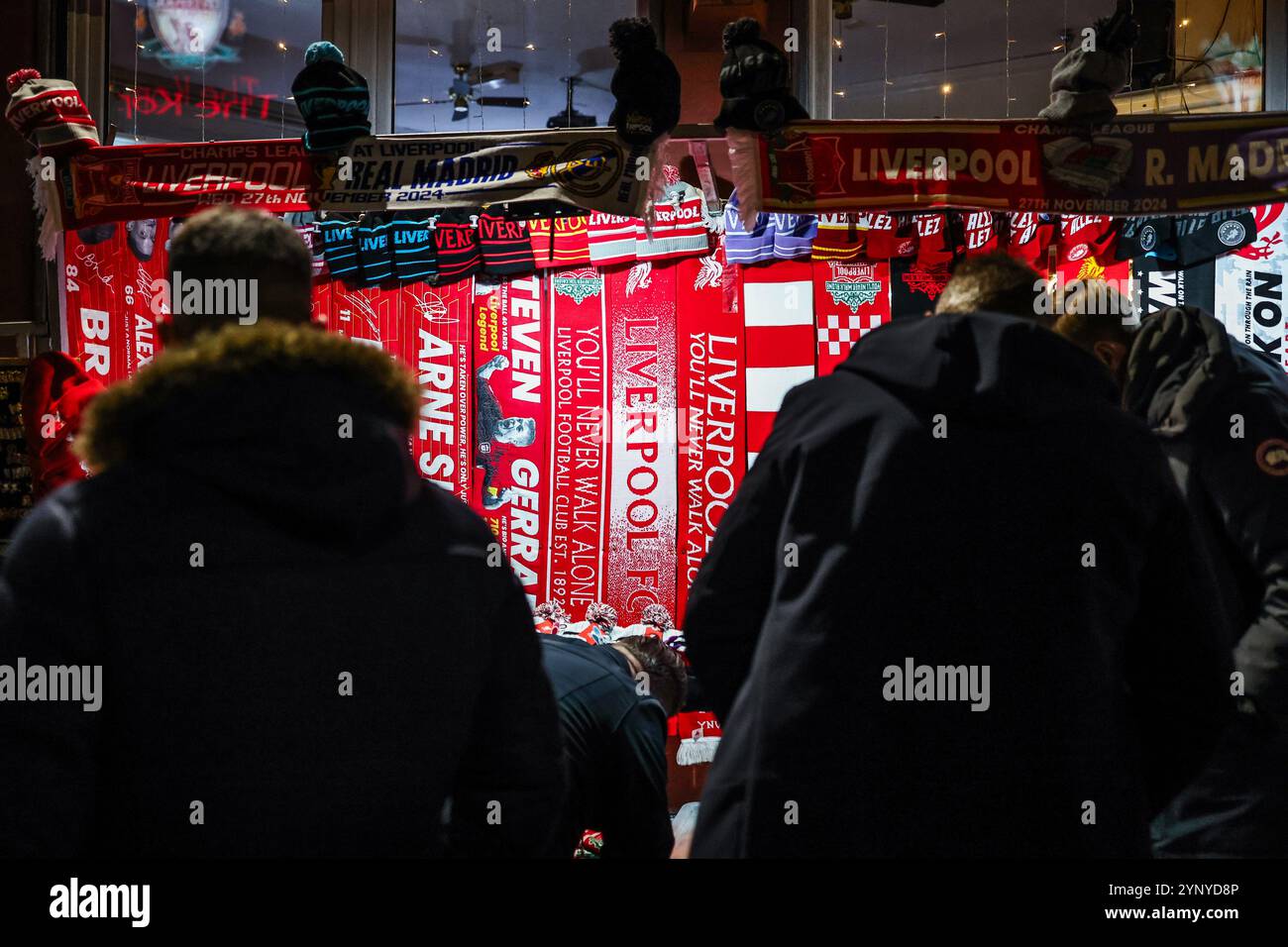 Fans durchsuchen Merchandise Stände außerhalb von Anfield vor der UEFA Champions League, League Phase MD5 Liverpool gegen Real Madrid in Anfield, Liverpool, Großbritannien, 27. November 2024 (Foto: Mark Cosgrove/News Images) Stockfoto