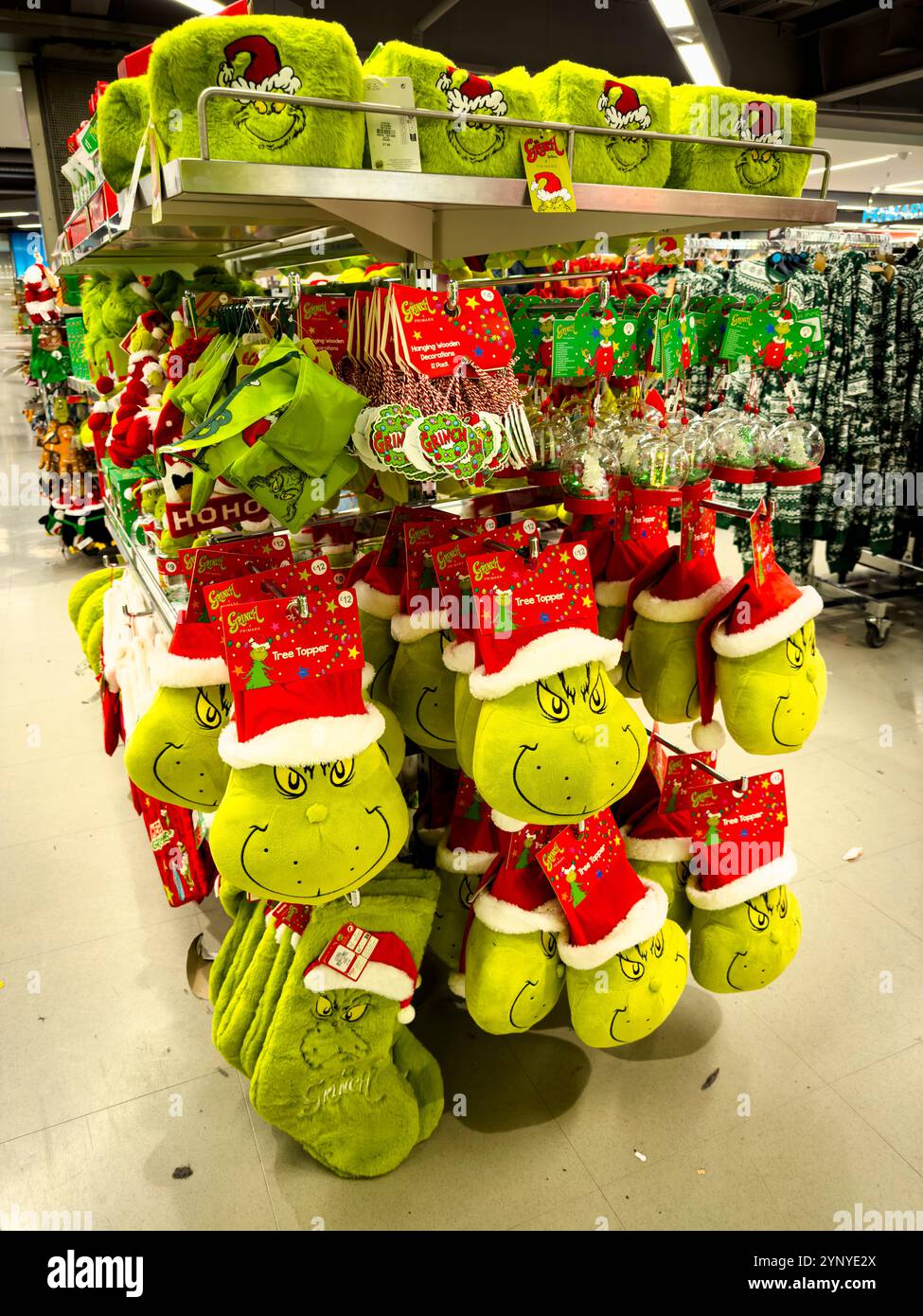 Ausstellung der Weihnachtsartikel von Grinch im Primark Kaufhaus, festliche Einzelhandelsszene: Phillip Roberts - Smartphone-aufgenommenes Stockfoto