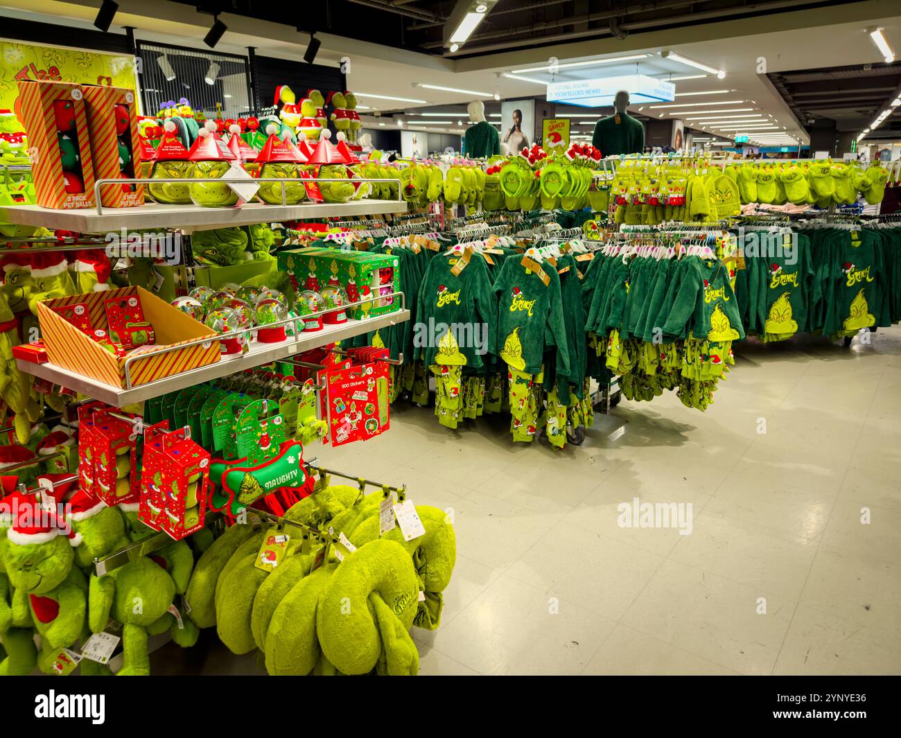 Ausstellung der Weihnachtsartikel von Grinch im Primark Kaufhaus, festliche Einzelhandelsszene: Phillip Roberts - Smartphone-aufgenommenes Stockfoto