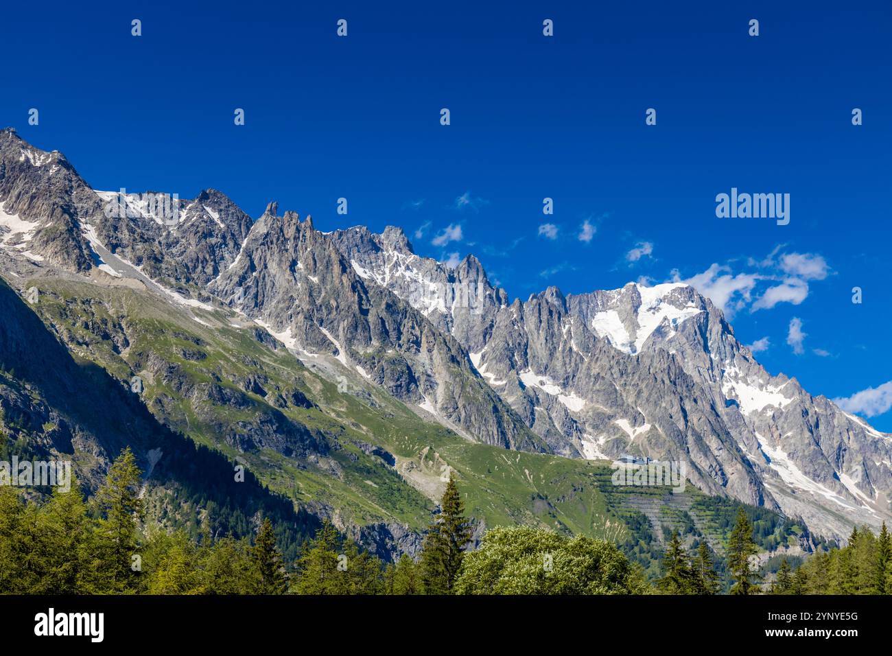 Berglandschaft Val Ferret in den Alpen. Tour du Mont Blanc wunderschöne Panoramaaussicht vom Wanderweg auf dem Weg von Itlay in die Schweiz Stockfoto Berglandschaft Val Ferret in den Alpen. Tour du Mont Blanc wunderschöne Panoramaaussicht vom Wanderweg auf dem Weg von Itlay in die Schweiz Stockfoto