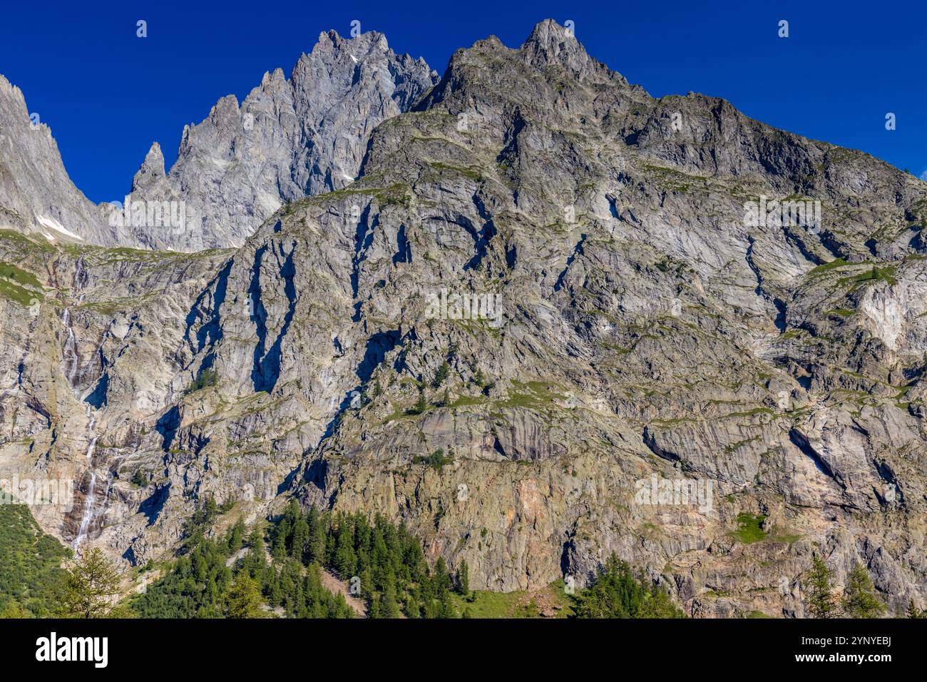 Berglandschaft Val Ferret in den Alpen. Tour du Mont Blanc wunderschöne Panoramaaussicht vom Wanderweg auf dem Weg von Itlay in die Schweiz Stockfoto Berglandschaft Val Ferret in den Alpen. Tour du Mont Blanc wunderschöne Panoramaaussicht vom Wanderweg auf dem Weg von Itlay in die Schweiz Stockfoto