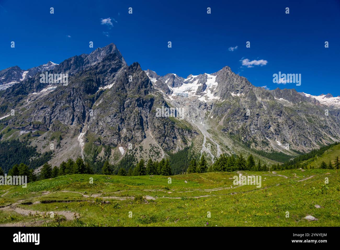 Berglandschaft Val Ferret in den Alpen. Tour du Mont Blanc wunderschöne Panoramaaussicht vom Wanderweg auf dem Weg von Itlay in die Schweiz Stockfoto Berglandschaft Val Ferret in den Alpen. Tour du Mont Blanc wunderschöne Panoramaaussicht vom Wanderweg auf dem Weg von Itlay in die Schweiz Stockfoto