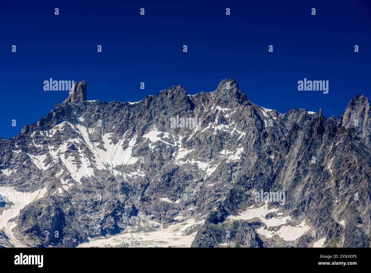 Berglandschaft Val Ferret in den Alpen. Tour du Mont Blanc wunderschöne Panoramaaussicht vom Wanderweg auf dem Weg von Itlay in die Schweiz Stockfoto Berglandschaft Val Ferret in den Alpen. Tour du Mont Blanc wunderschöne Panoramaaussicht vom Wanderweg auf dem Weg von Itlay in die Schweiz Stockfoto
