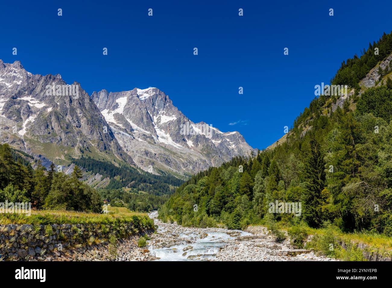 Berglandschaft Val Ferret in den Alpen. Tour du Mont Blanc wunderschöne Panoramaaussicht vom Wanderweg auf dem Weg von Itlay in die Schweiz Stockfoto Berglandschaft Val Ferret in den Alpen. Tour du Mont Blanc wunderschöne Panoramaaussicht vom Wanderweg auf dem Weg von Itlay in die Schweiz Stockfoto