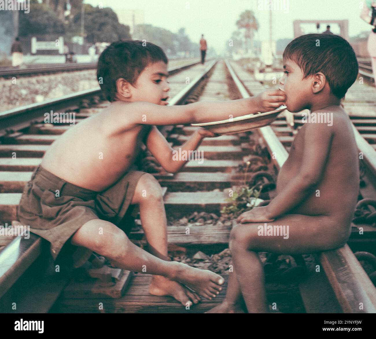 Straßenkinder. Kinder, die auf der Straße in Bangladesch leben, sind mit Elend, extremer Armut, Unterernährung, Krankheiten, Analphabetentum und Gewalt konfrontiert Stockfoto