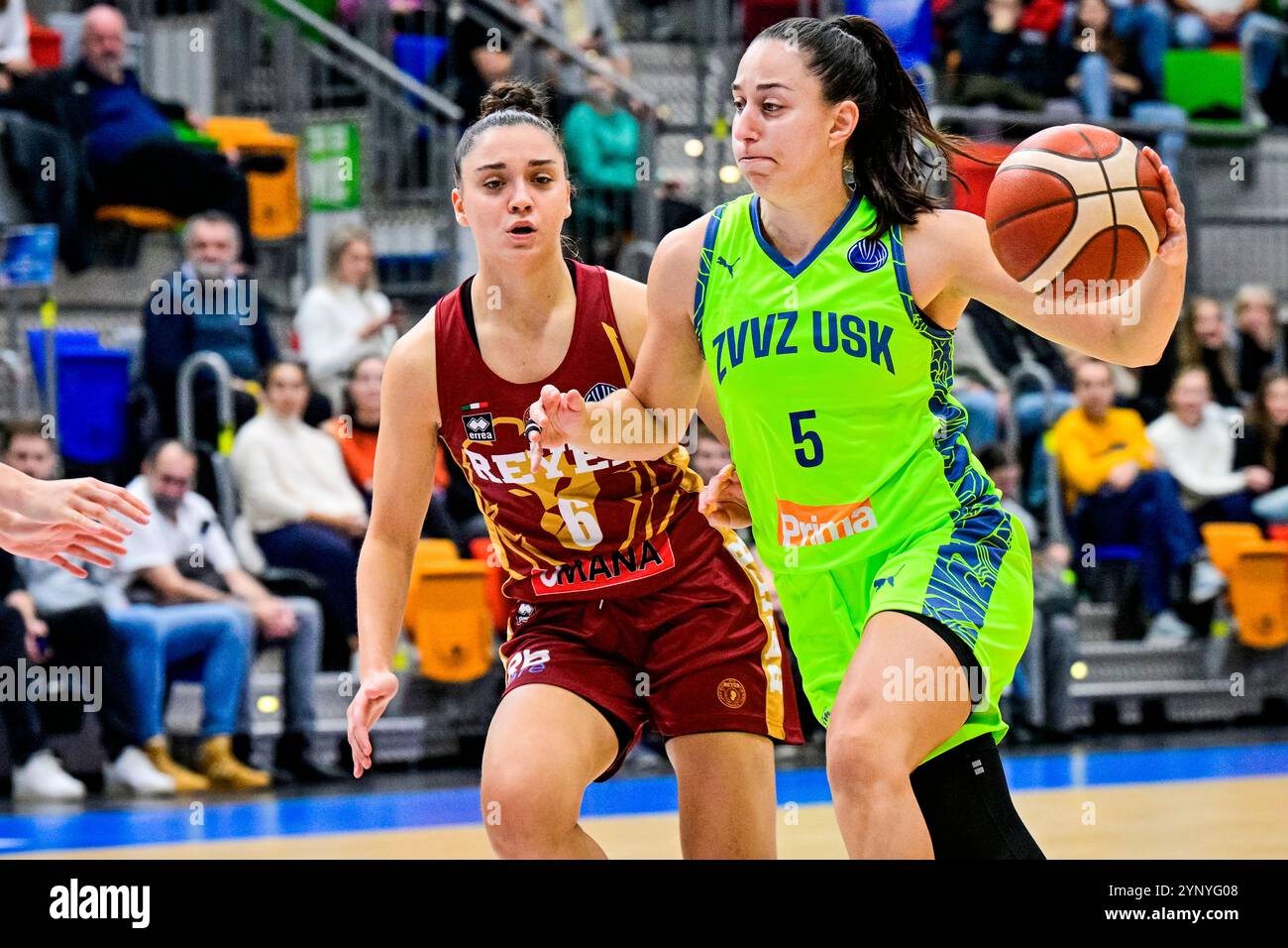 Prag, Tschechische Republik. November 2024. L-R Matilde Villa of Venezia und Maite Cazorla von USK in Aktion während des 6. Runde Gruppenspiels der European Women's Basketball League USK Praha gegen Umana Reyer Venezia in Prag, Tschechische Republik, 27. November 2024. Quelle: VIT Simanek/CTK Photo/Alamy Live News Stockfoto