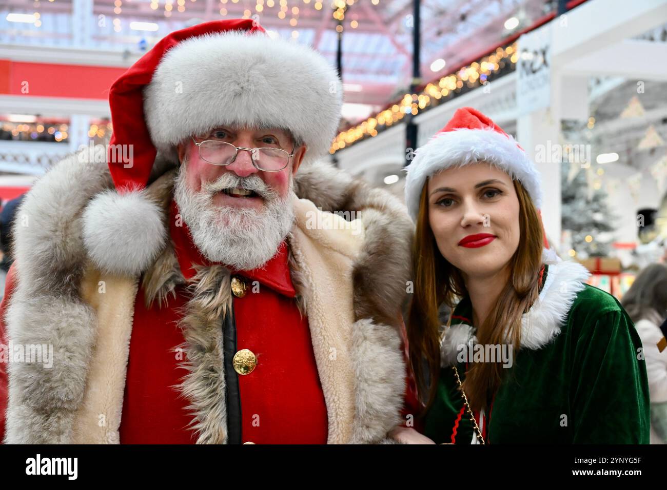 London, Großbritannien. Der Weihnachtsmann mit seinem Helfer. Eröffnungstag, Ideale Heimshow Weihnachten, Olympia. Quelle: michael melia/Alamy Live News Stockfoto