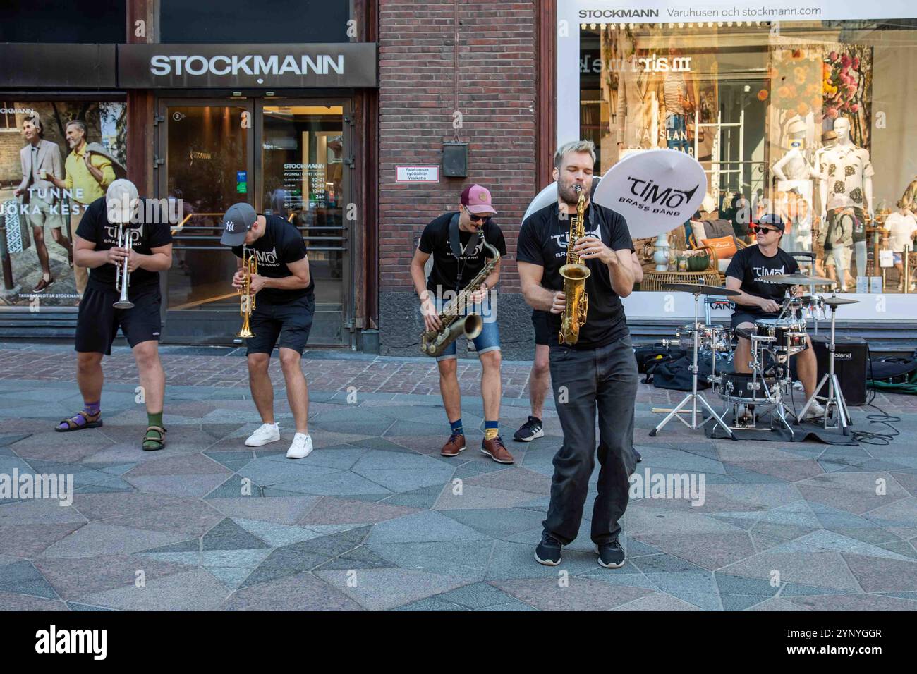 TIMO Brass Band Busking in der Fußgängerzone Keskuskatu in Helsinki, Finnland Stockfoto