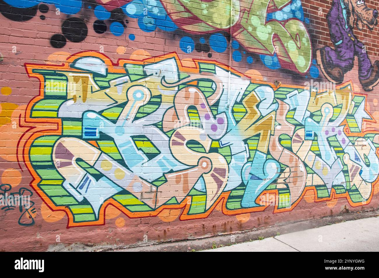 Graffiti auf einem Gebäude in der Alex Faulkner Lane in Etobicoke, Toronto, Ontario, Kanada Stockfoto