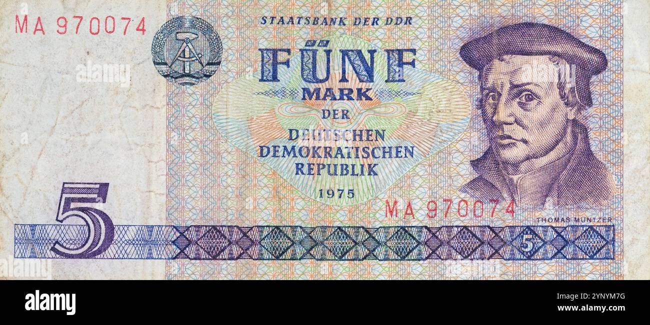 DDR-Geld, fünf-Mark-Schein vor weißem Hintergrund Stockfoto