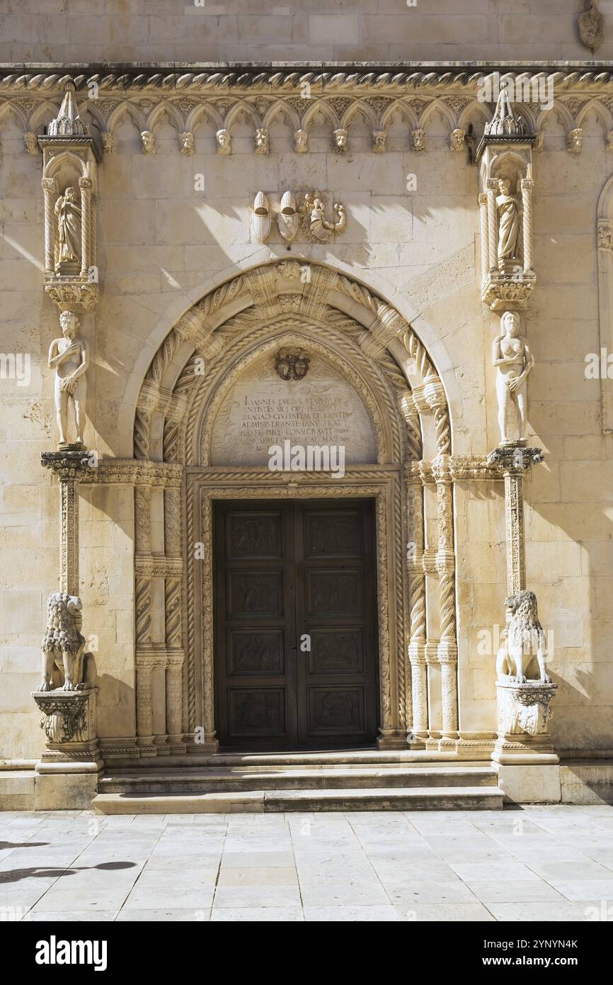 Bogenförmiger Eingang der Kathedrale von St. Jakob mit dekorativen architektonischen Details und geschnitzten Löwenskulpturen, Sibenik, Kroatien, Europa Stockfoto