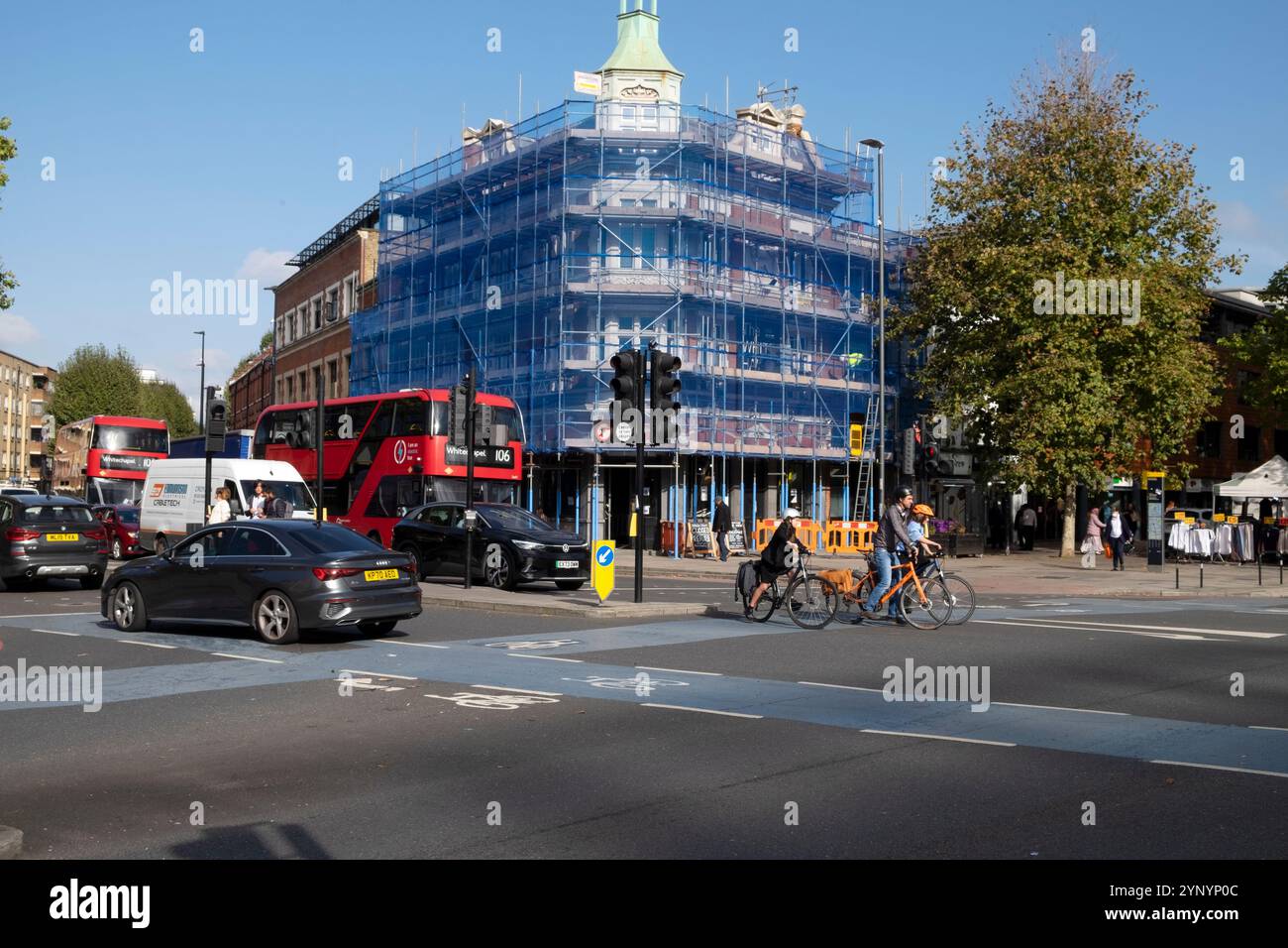 Traffic Cars Bus und Ampeln vor dem White Hart Pub an der Ecke Cambridge Heath Road & Whitechapel Rd in East London England Großbritannien KATHY DEWITT Stockfoto