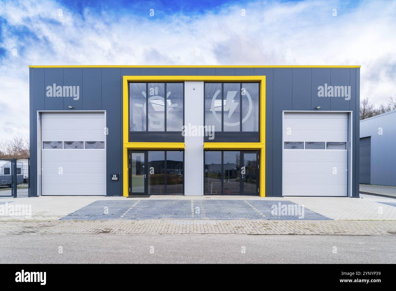 HENGELO, NIEDERLANDE, 30. JANUAR 2021: Modernes Bürogebäude kombiniert mit einer kleinen Lagereinheit Stockfoto