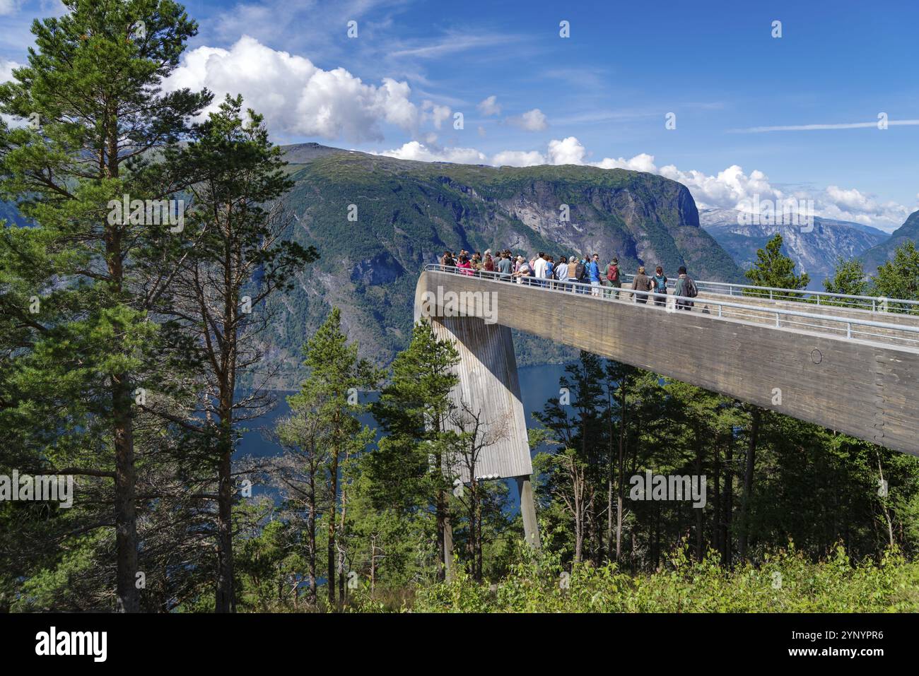 NORWEGEN, AURLANDSVANGEN, 1. AUGUST 2023: Hoher Aussichtspunkt über den Aurlandsfjord, voller Touristen Stockfoto