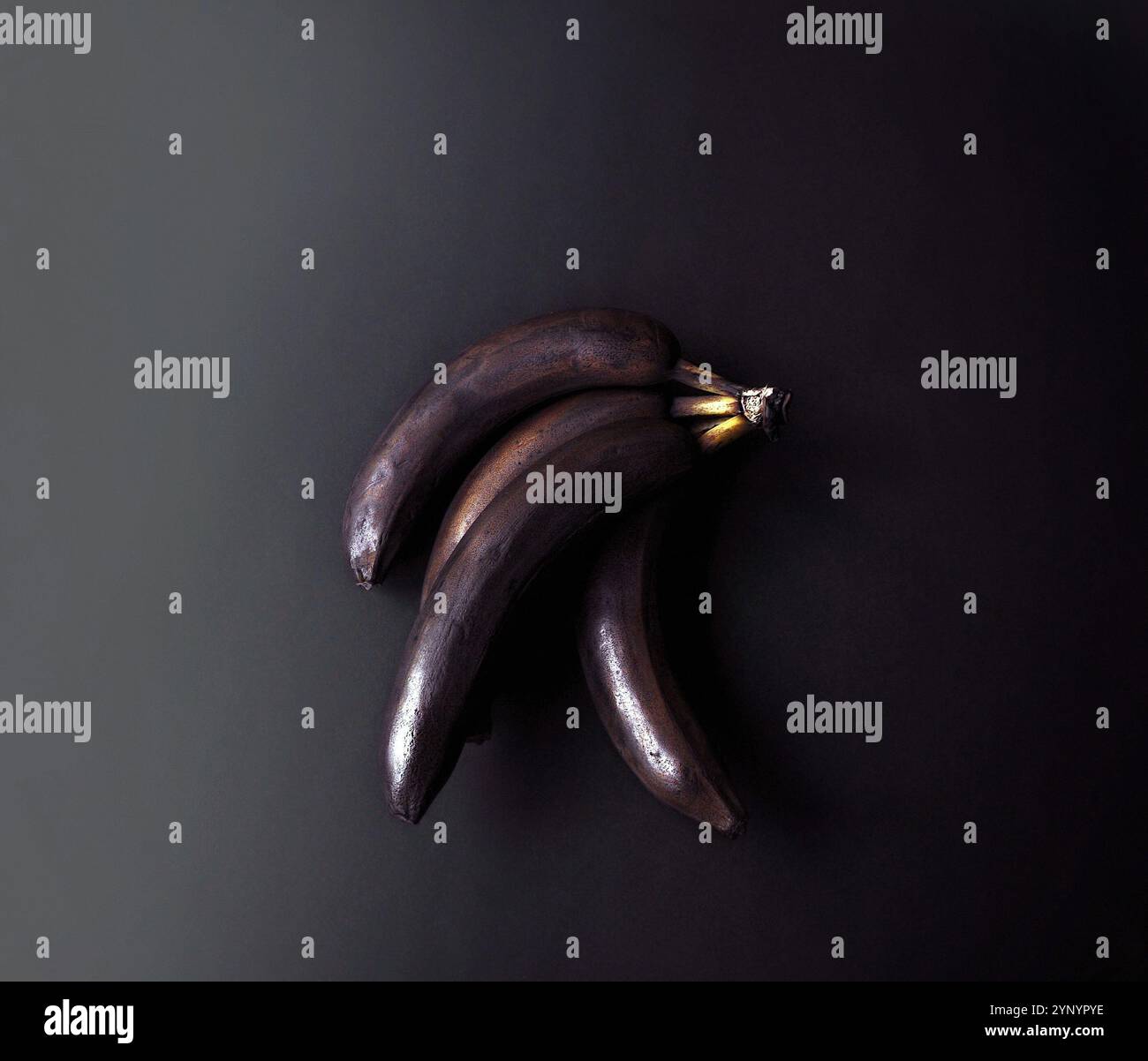 Bananenkunst, schwarze Bananen, gefrorene Bananen, faule Bananen. Bananen mit geschwärzter Schale auf dunklem Hintergrund. Lebensmittellagerung, Lebensmittelabfallkonzept Stockfoto
