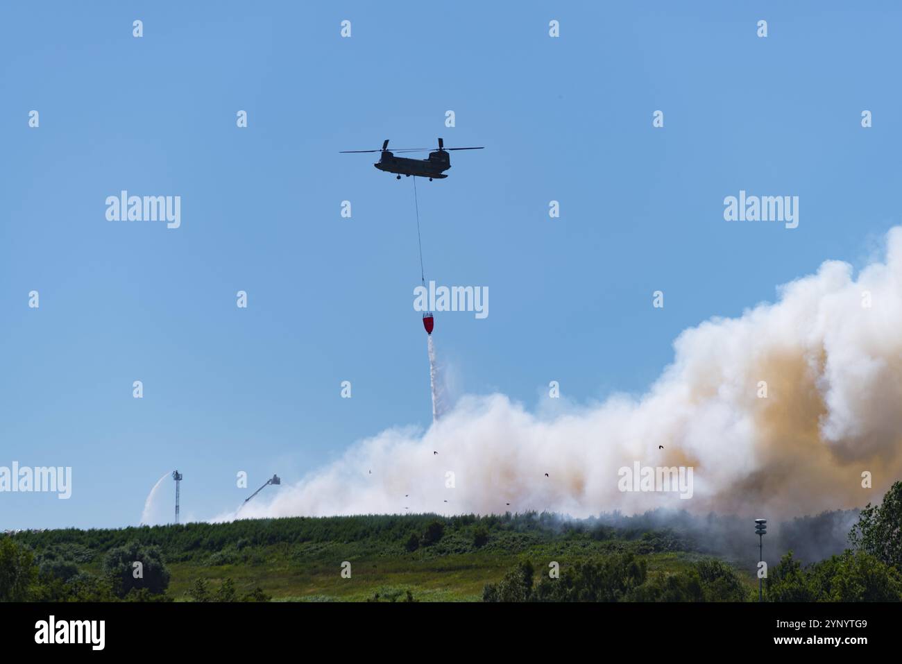 HENGELO, NIEDERLANDE, 1. JULI 2018: Der niederländische Chinook-Armee-Hubschrauber löscht während eines heißen Sommers einen Großbrand bei einem örtlichen Abfallverarbeitungsunternehmen Stockfoto