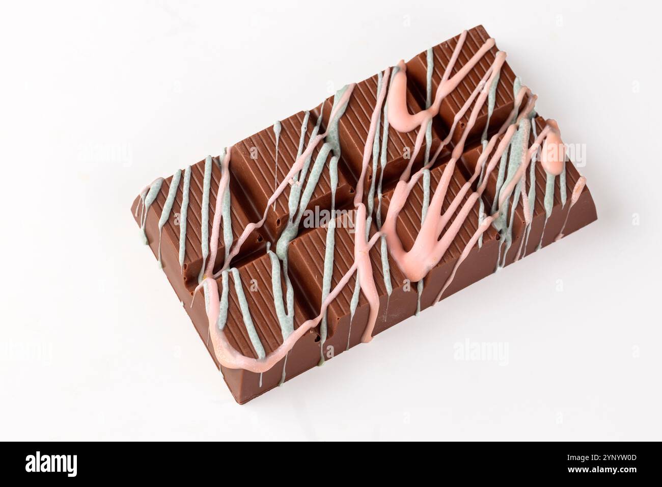 Trend Dubai Schokolade mit Pistazienpaste und Kataifi-Teig. Stockfoto