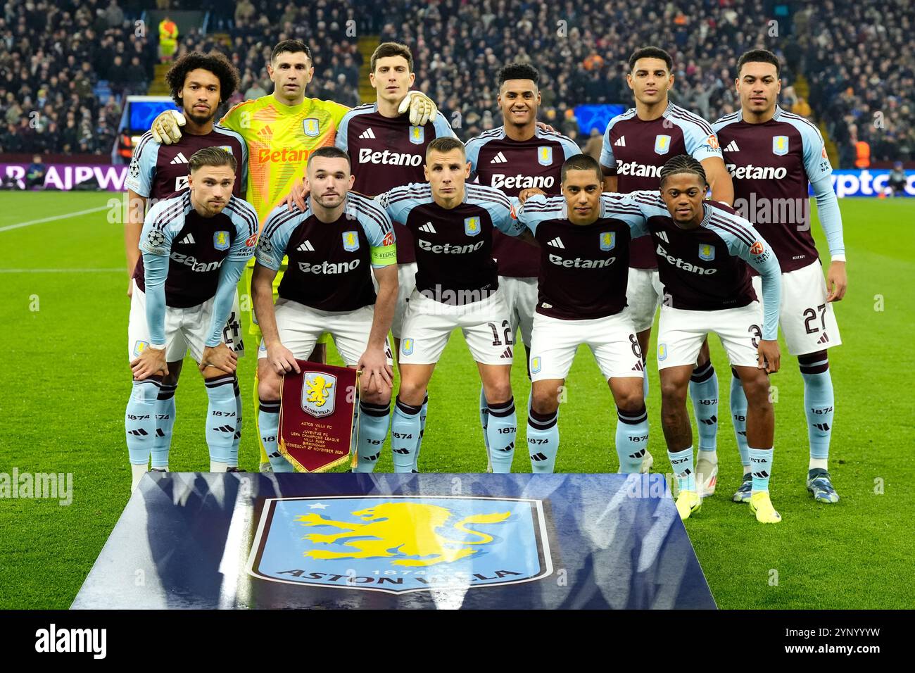 (Von hinten nach vorne, von links nach rechts) Boubacar Kamara von Aston Villa, Torhüter Emiliano Martinez, Pau Torres, Ollie Watkins, Diego Carlos, Morgan Rogers, Matty Cash, John McGinn, Lucas Digne, Youri Tielemans und Leon Bailey (rechts) vor der UEFA Champions League, Liga-Spiel in Villa Park, Birmingham. Bilddatum: Mittwoch, 27. November 2024. Stockfoto