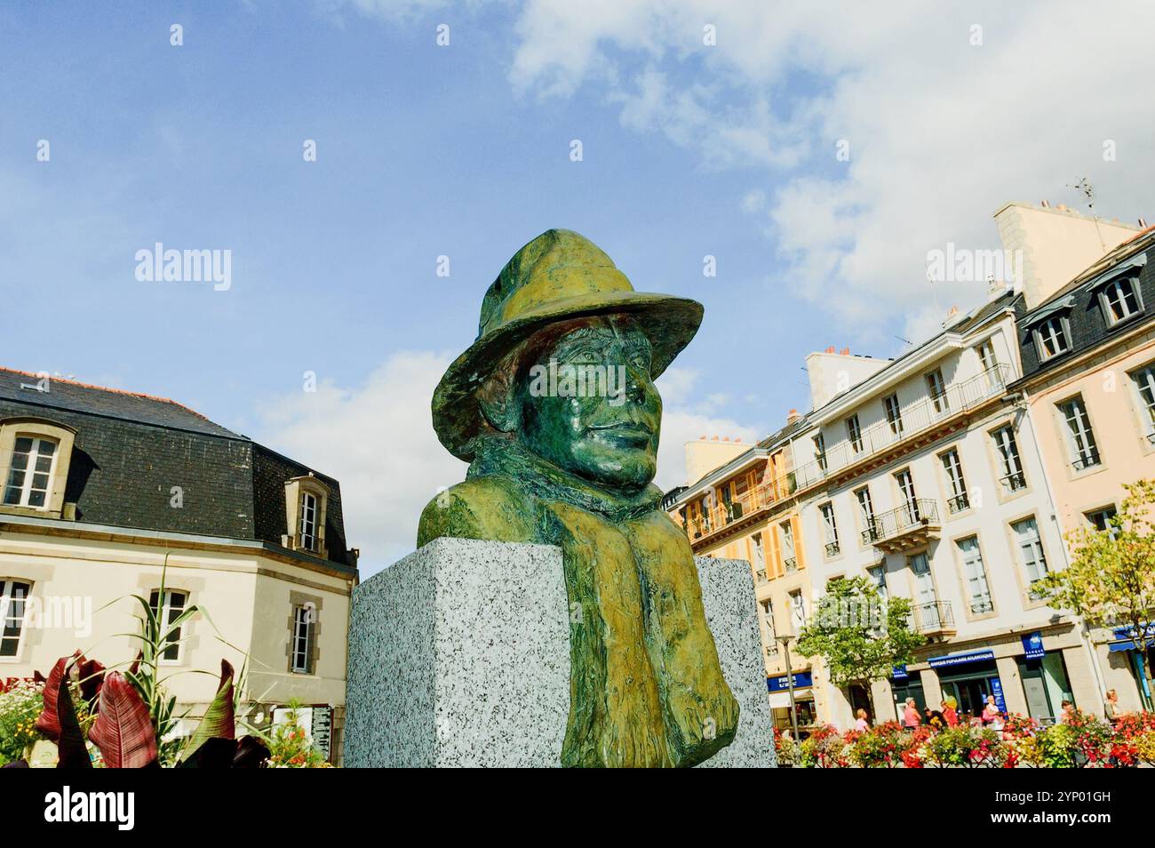 Eine Statue von Jean Moulin, einem französischen Beamten und Helden der Résistance während des Zweiten Weltkriegs, am Steir Quay in Quimper, Frankreich. Stockfoto