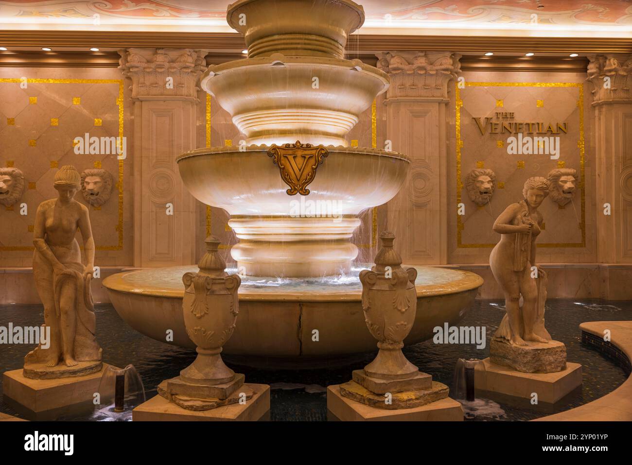 Blick aus der Nähe auf den eleganten Brunnen mit klassischen Skulpturen und kunstvollem Design im venezianischen Hotelkasino in Las Vegas. USA. Stockfoto