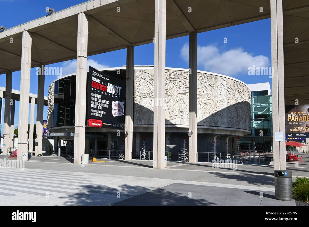 LOS ANGELES – KALIFORNIEN – 18. November 2024: Das Ahmanson Theatre ist einer der vier Hauptschauplätze des Los Angeles Music Center Stockfoto