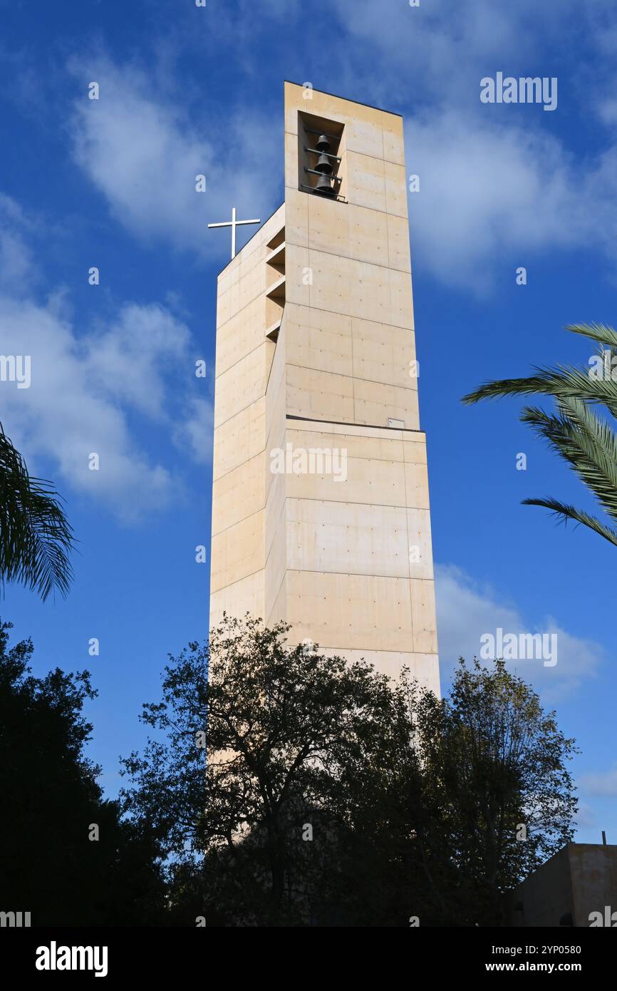 LOS ANGELES - KALIFORNIEN - 18. November 2024: Glockenturm an der Kathedrale unserer Lieben Frau der Engel, COLA. Stockfoto