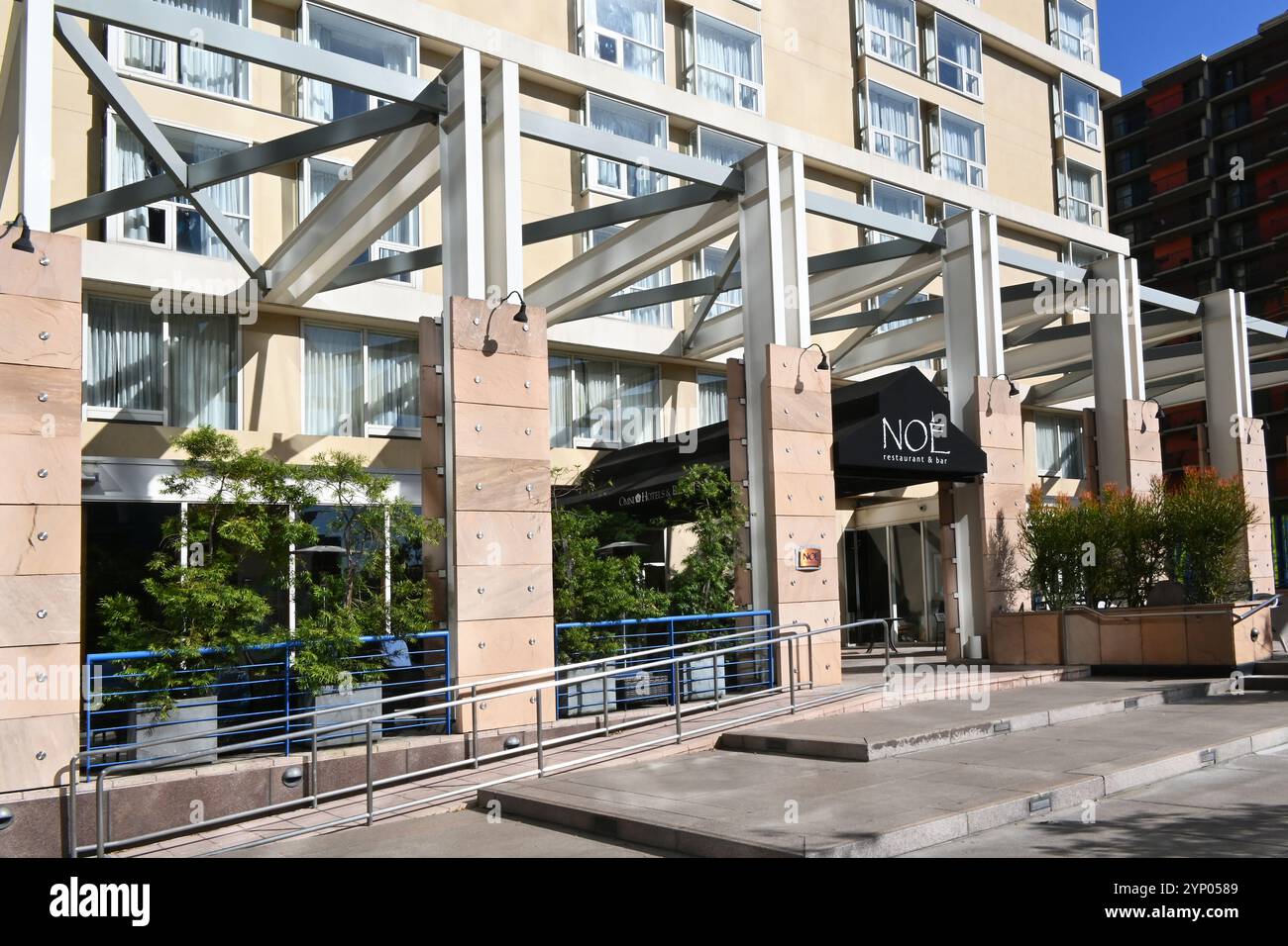 LOS ANGELES - KALIFORNIEN - 18. November 2024: Das NOE Restaurant und Bar ist eine lebendige Oase in der Nähe des Music Center. Stockfoto