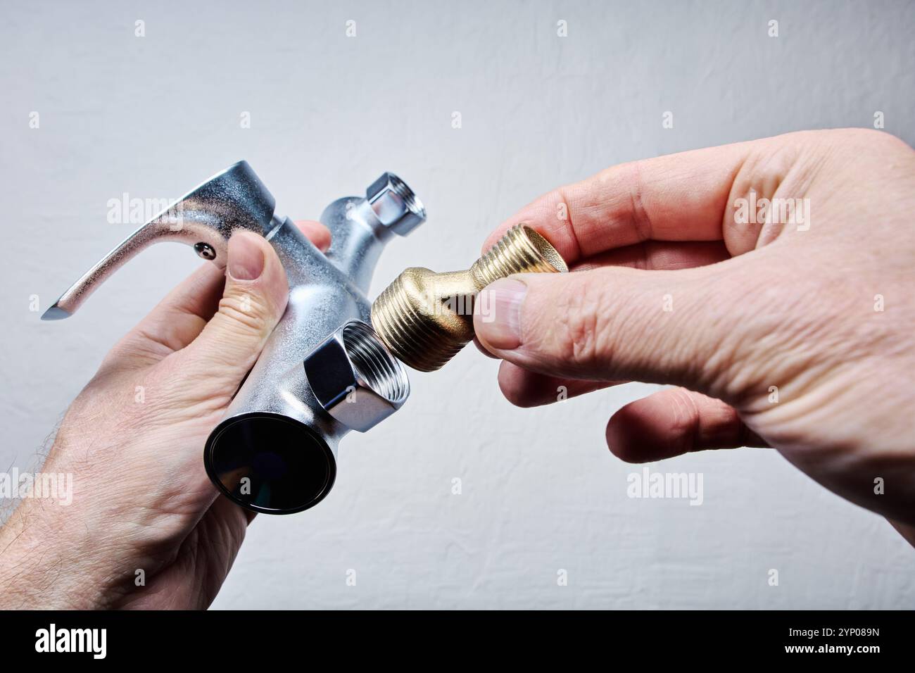 Zum Einhebel-Kugelhahn, der das exzentrische Messinguntersetzungsgetriebe mit Außengewinde verbindet. Stockfoto