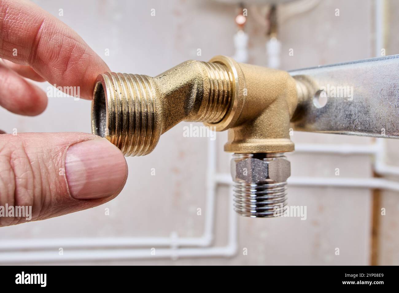 Verbindung exzentrischer Außengewindebohrer mit Strebenhalterung für Mischerhahn. Stockfoto