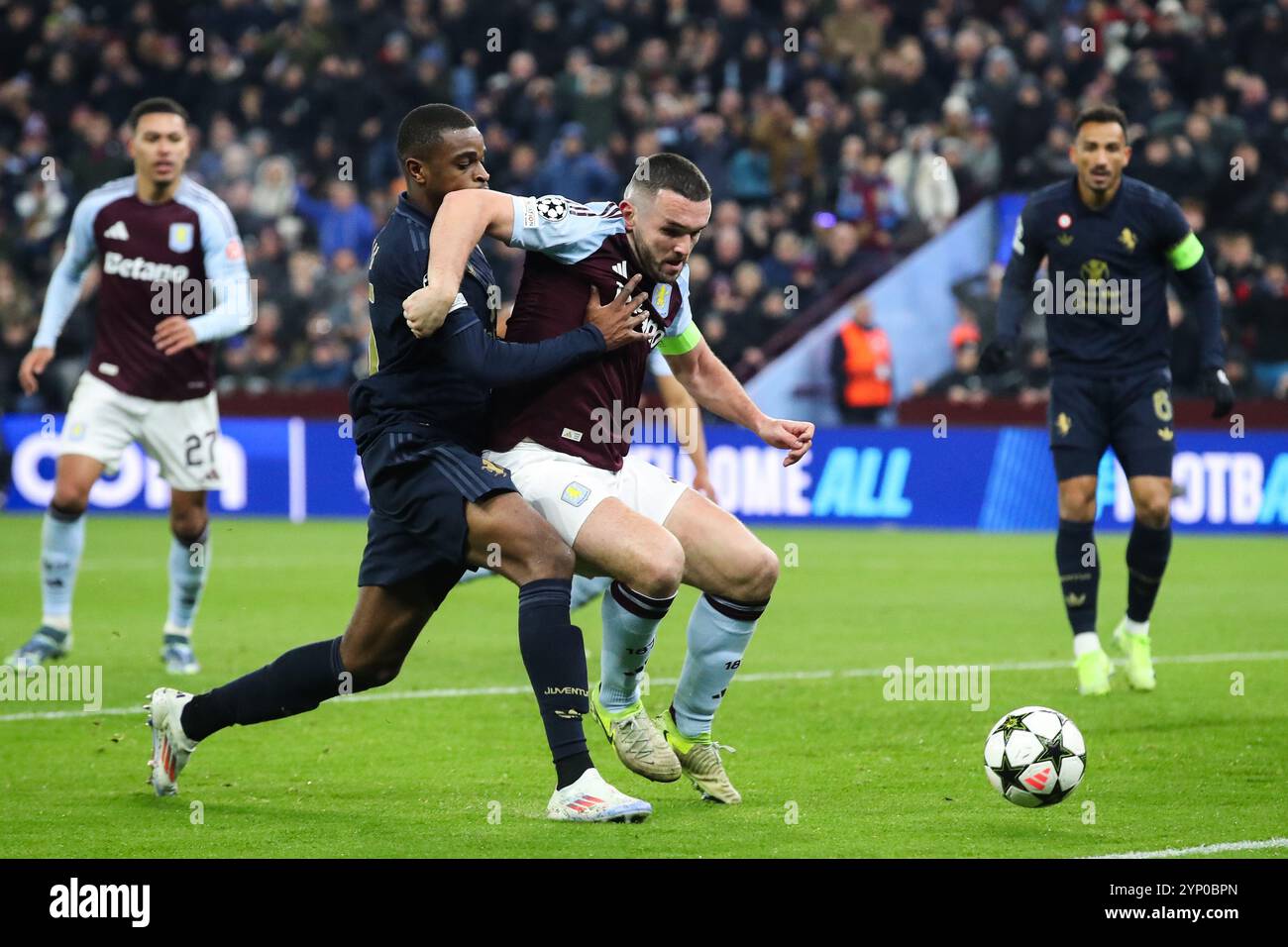 John McGinn aus Aston Villa hält Pierre Kalulu aus Juventus während des Spiels der UEFA Champions League, League Phase MD5 Aston Villa gegen Juventus im Villa Park, Birmingham, Großbritannien, 27. November 2024 (Foto: Gareth Evans/News Images) Stockfoto