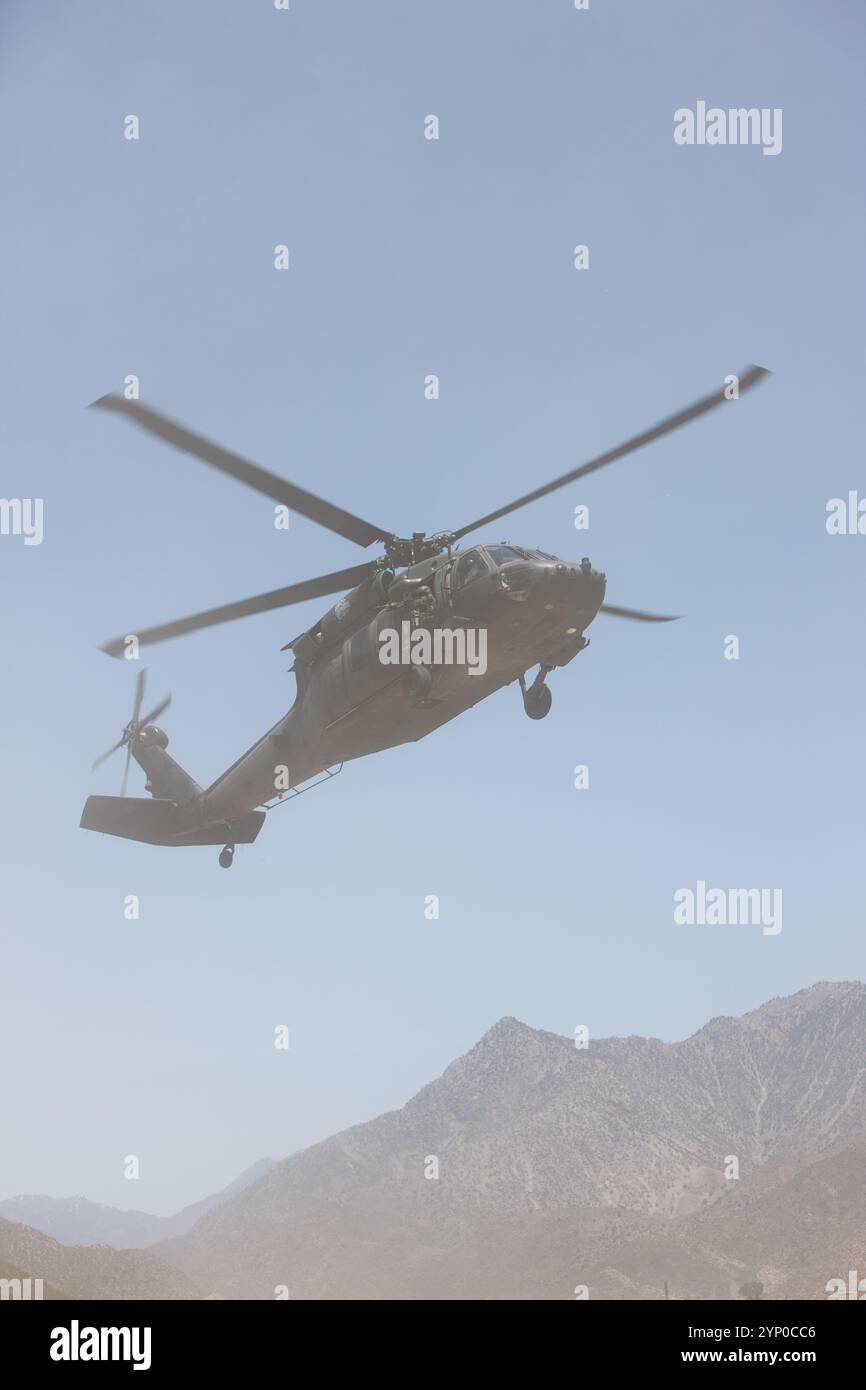 Ein Hubschrauber der US-Armee Sikorsky UH-60 Black Hawk landet auf der Forward Operating Base Monti, Dorf Asmar, Provinz Kunar im Osten Afghanistans Stockfoto