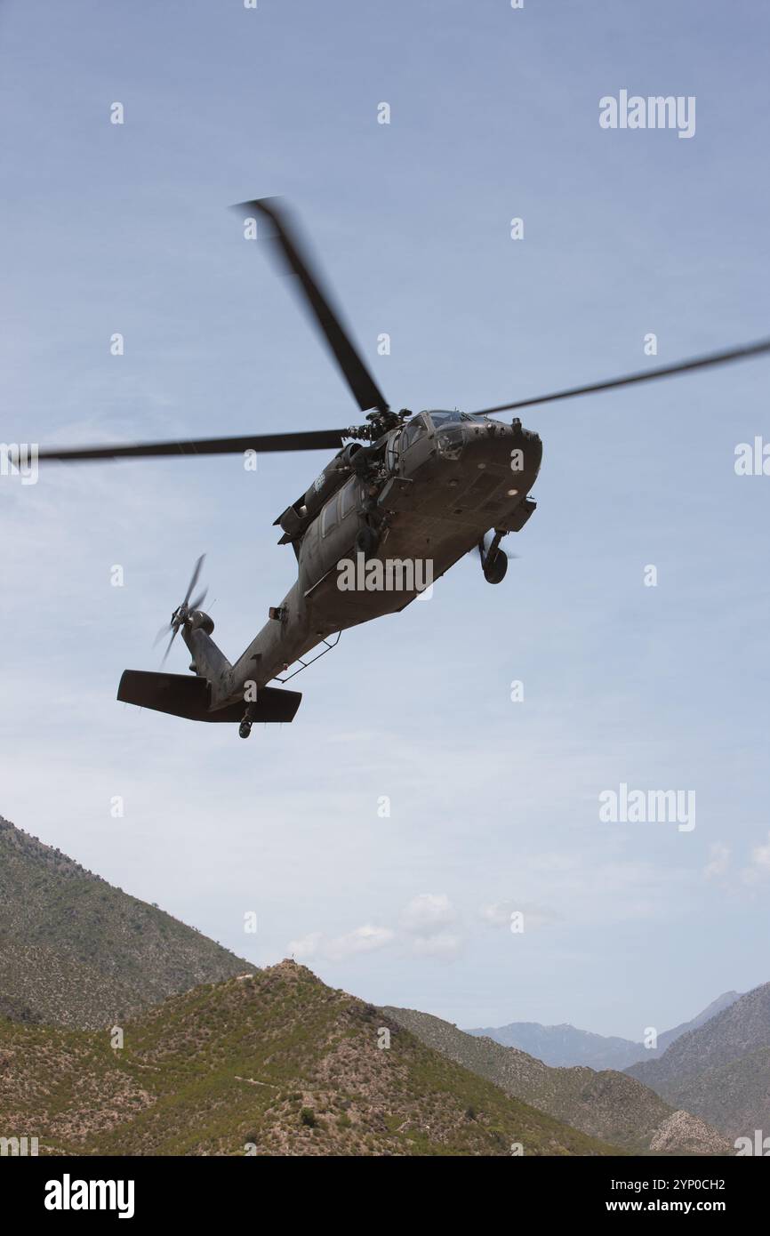 Ein Hubschrauber der US-Armee Sikorsky UH-60 Black Hawk landet auf der Forward Operating Base Monti, Dorf Asmar, Provinz Kunar im Osten Afghanistans Stockfoto