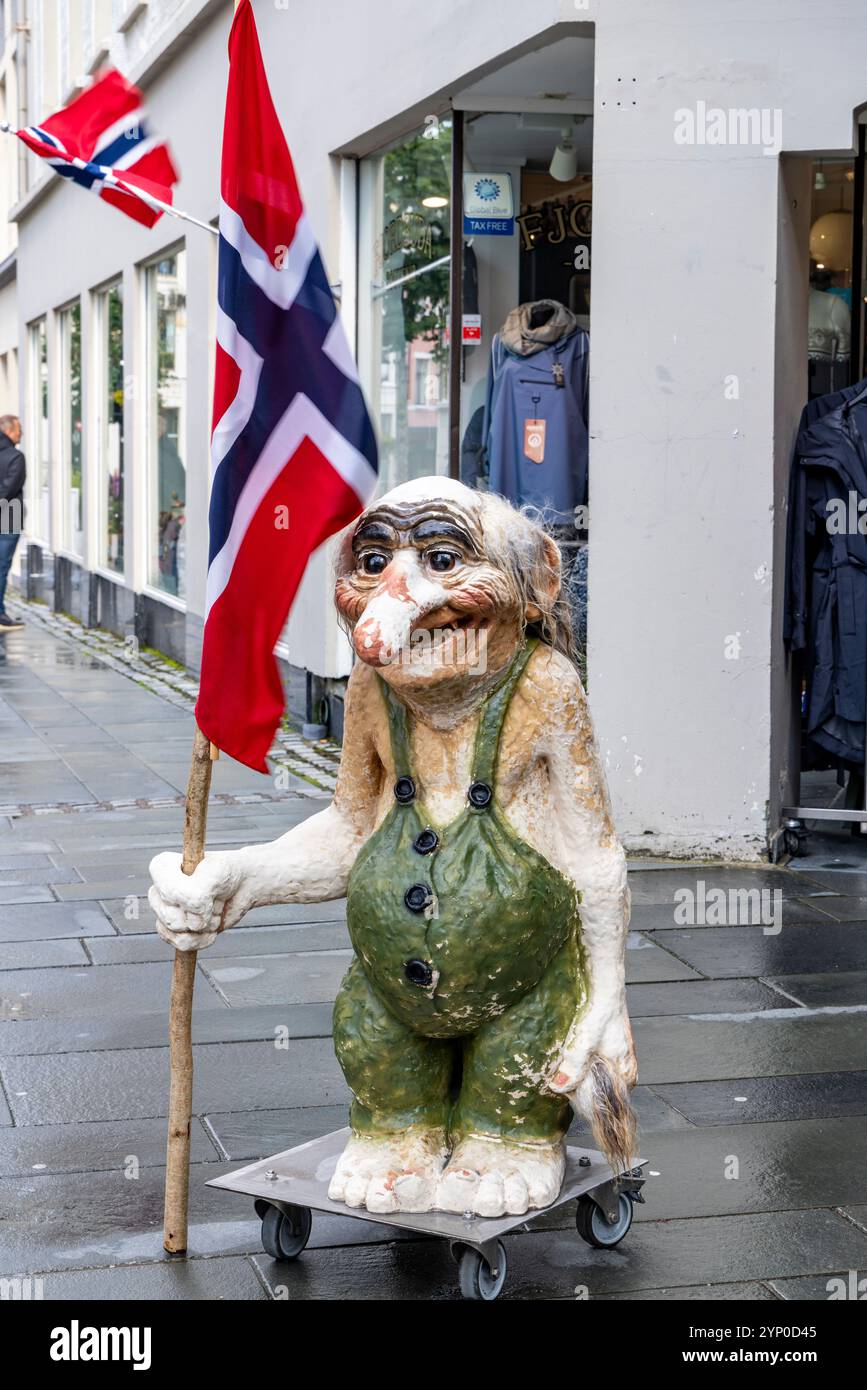 Norwegischer Troll mit norwegischer Flagge vor einem Einzelhandelsgeschäft in Kongens Gate, Ålesund, Møre og Romsdal, Norwegen. Trolle sind Wesen in der Folklore Stockfoto