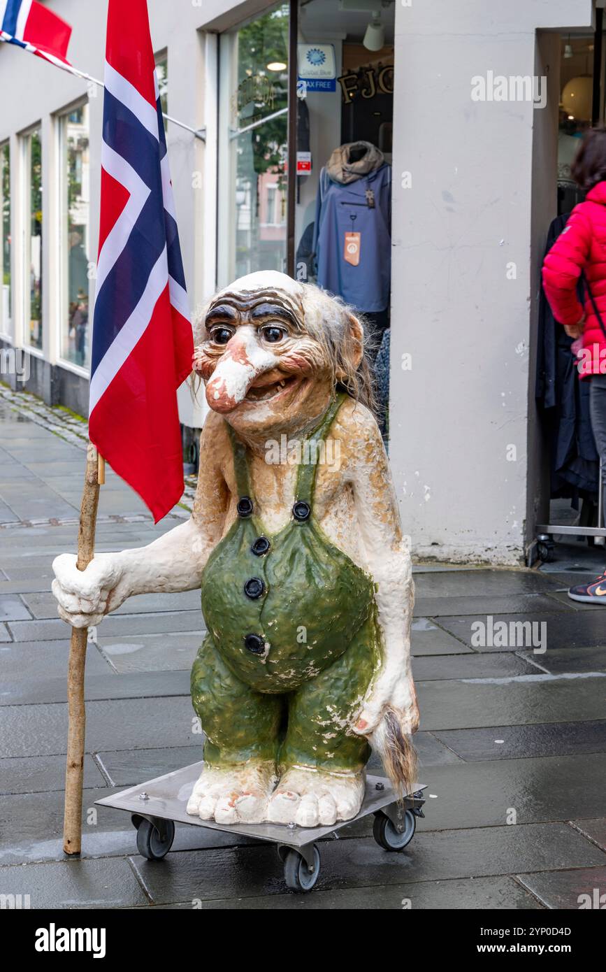 Norwegischer Troll mit norwegischer Flagge vor einem Einzelhandelsgeschäft in Kongens Gate, Ålesund, Møre og Romsdal, Norwegen. Trolle sind Wesen in der Folklore Stockfoto