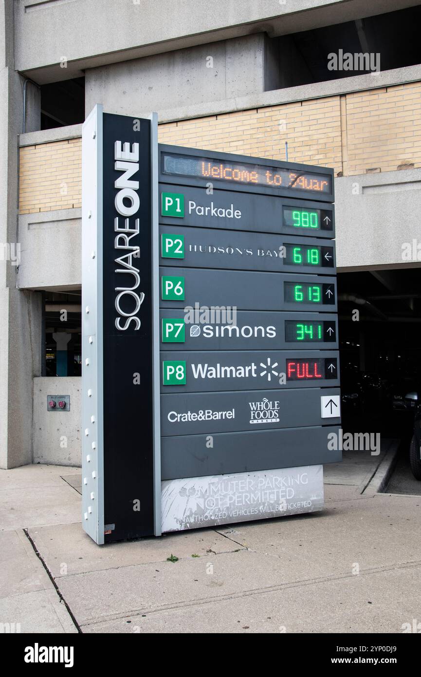 Schild mit dem Square One Shopping Centre Parkade am City Centre Drive in Mississauga, Toronto, Ontario, Kanada Stockfoto