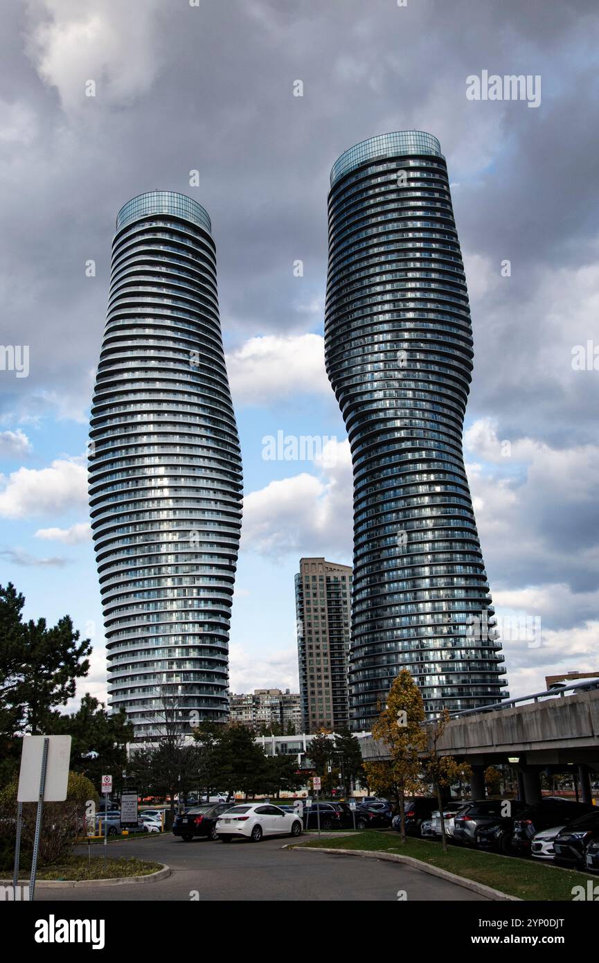 Absolute Towers at Square One Shopping Centre am City Centre Drive in Mississauga, Toronto, Ontario, Kanada Stockfoto