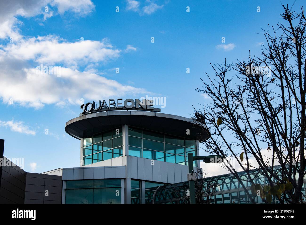 Schild zum Square One Shopping Centre am City Centre Drive in Mississauga, Toronto, Ontario, Kanada Stockfoto